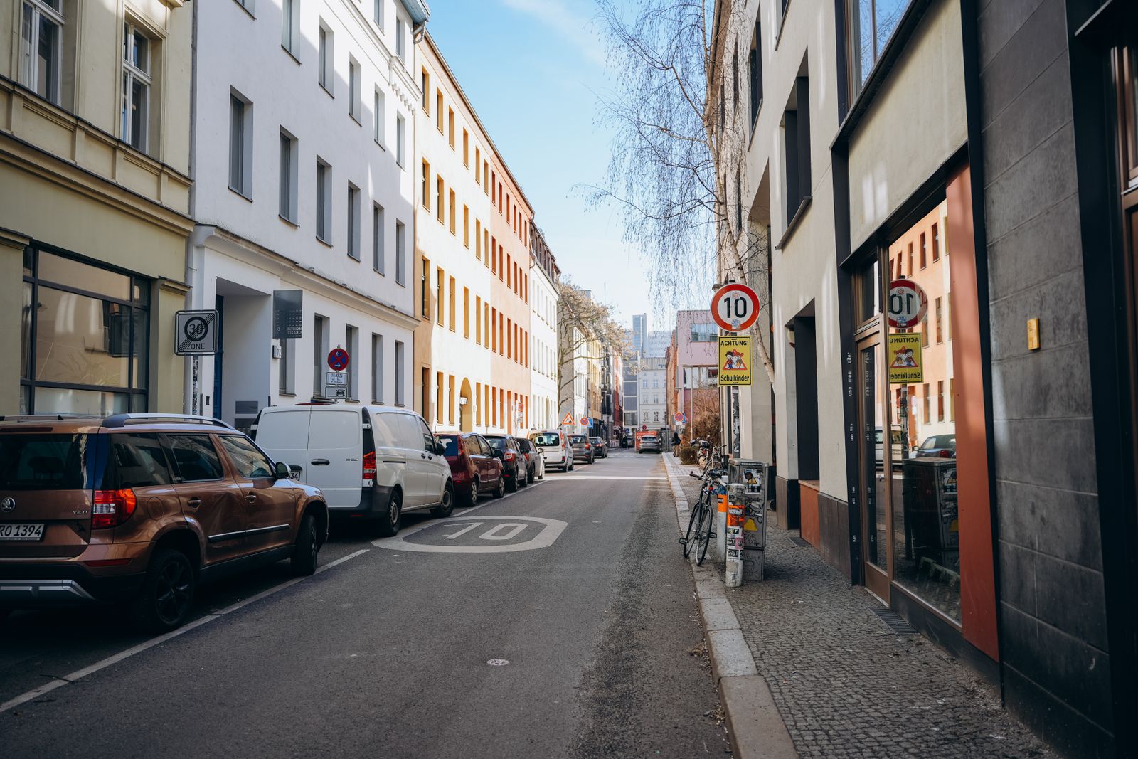 Rue européenne avec voitures et panneaux de signalisation